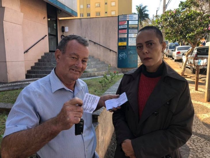 Margarete Mormul y Célio Pereira en la entrega de la rifa del vehículo que hizo para pagar su cirugía