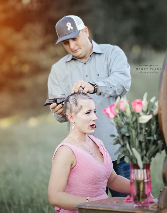 Charlie cortando el cabello de Kelsey Johnson con una maquina de cortar cabello