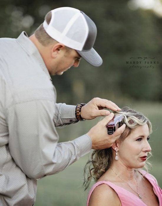 Charlie cortando el cabello de su esposa Kelsey Johnson con una maquina para rasurar