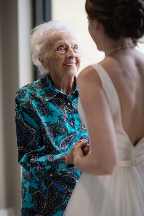 Tara Foley viajó con su vestido de novia para que su abuela pudiera verla antes de casarse