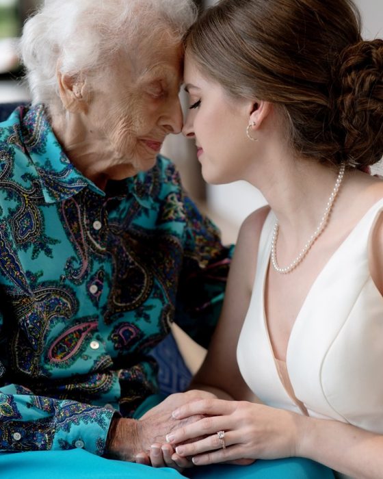 Tara Foley viajó con su vestido de novia para que su abuela pudiera verla antes de casarse