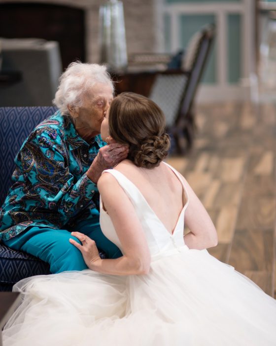 Tara Foley viajo con su vestido de novia para que su abuela pudiera verla antes de casarse