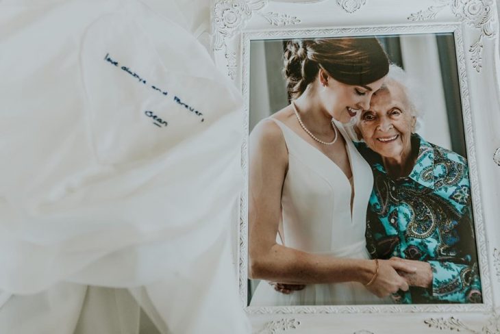 Tara Foley viajó con su vestido de novia para que su abuela pudiera verla antes de casarse