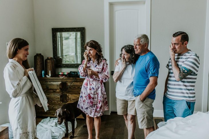 Tara Foley viajó con su vestido de novia para que su abuela pudiera verla antes de casarse