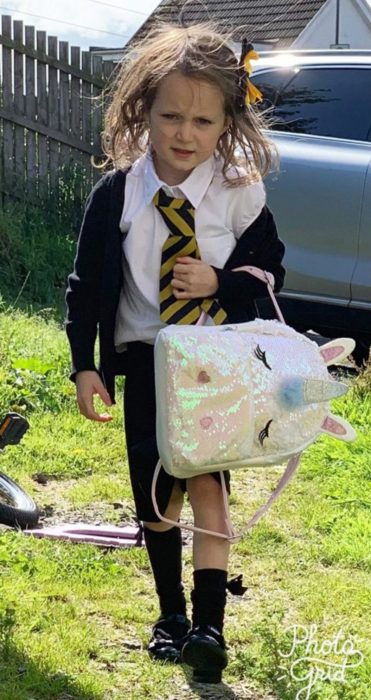 Lucie, niña antes y después de su primer día de clases