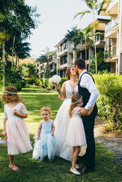 Joanna Minuzzo dejó que su hijo usara un vestido azul el día de su boda; esposos vestidos de gala junto a sus hijos