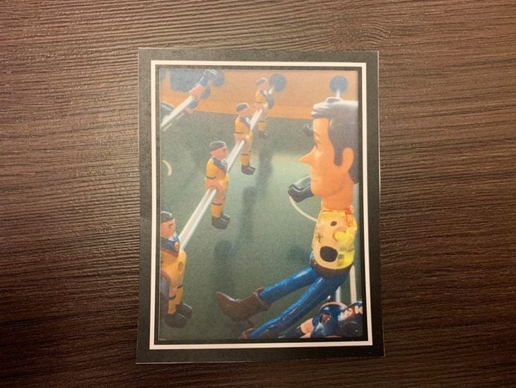 Fotografía sobre una mesa de madre con Woody jugando futbolito 