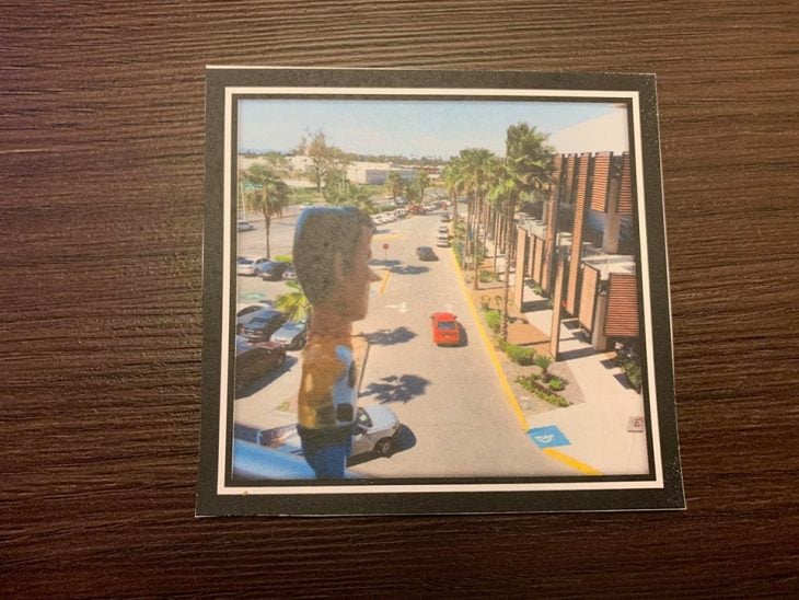 Fotografía sobre una mesa de madre con Woody mirando el tráfico desde una ventana