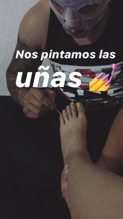 Novio planea noche de chicas con su novia; hombre pintándole las uñas de los pies a su pareja