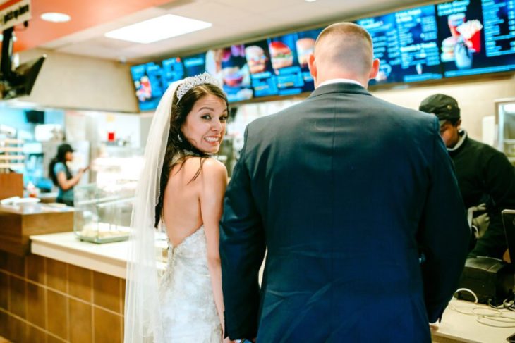  Angel Korotnayi y Toledo recién casados frente a un aparador de Mc Donald's