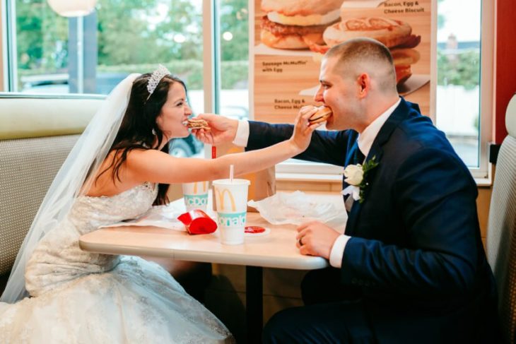  Angel Korotnayi y Toledo recién casados comiendo hamburguesas en Mc Donald's