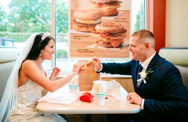  Angel Korotnayi y Toledo recién casados comiendo hamburguesas en Mc Donald's
