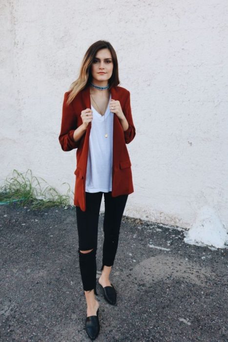 Chica usando un blazer de color rojo, jeans negros y mocasines 