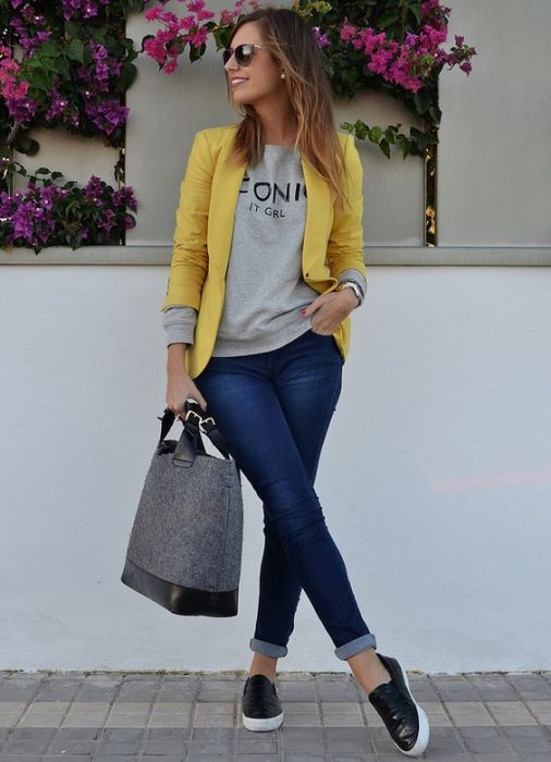 Chica usando un blazer amarillo, blusa de color amarillo y jeans 