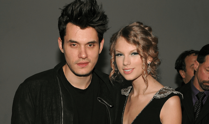 John Mayer y Taylor Swift abrazados y posando para una foto 