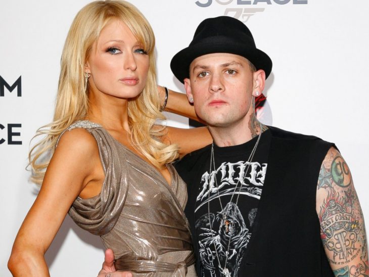 Paris Hilton y Benji Madden posando para una foto durante una alfombra roja 