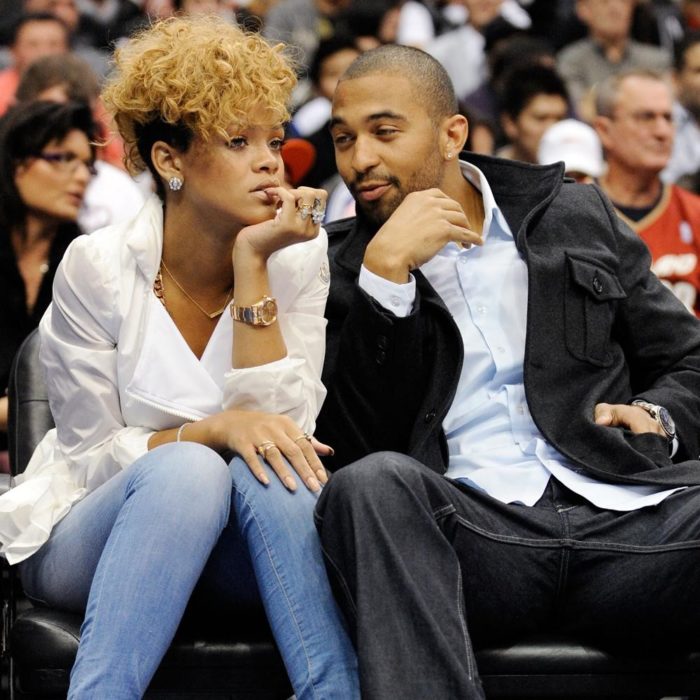 Rihanna y Matt Kemp viendo un partido de basquetbol en Los Ángeles 