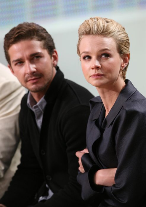 Shia LaBeouf y Carey Mulligan sentados durante una conferencia de prensa 