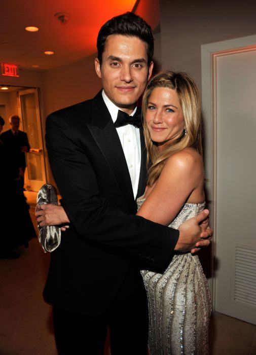 John Mayer y Jennifer Aniston posando juntos para una foto después de los globos de oro 