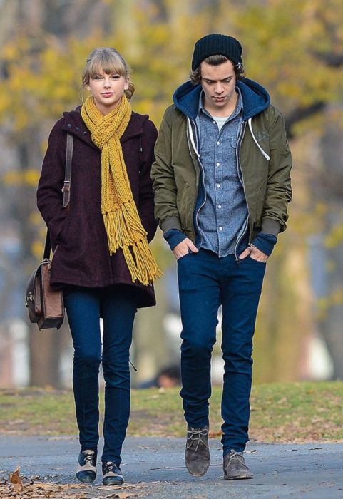 Taylor Swift y Harry Styles caminando por la calle 