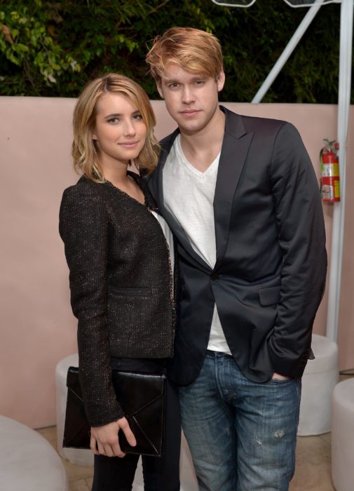 Chord Overstreet y Emma Roberts abrazados y posando para una foto 