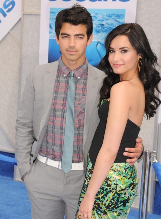 Joe Jonas y Demi Lovato abrazados y posando para una foto durante la alfombra roja de Oceans 