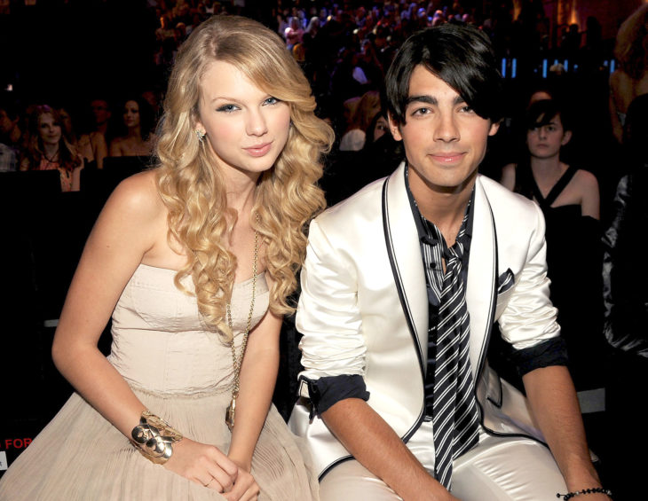 Taylor Swift y Joe Jonas durante los premios MTV 