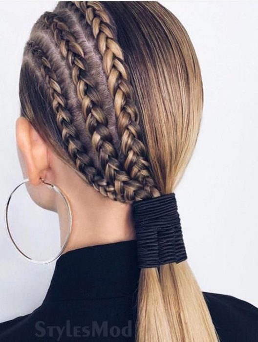 Chica con tres trenzas de un lado, cabello lacio y una coleta baja 