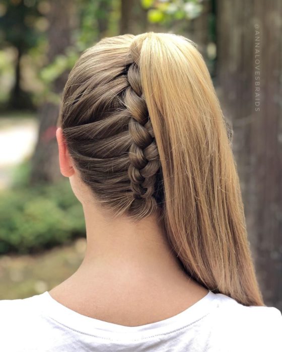 Chica con una coleta alta y una trenza 