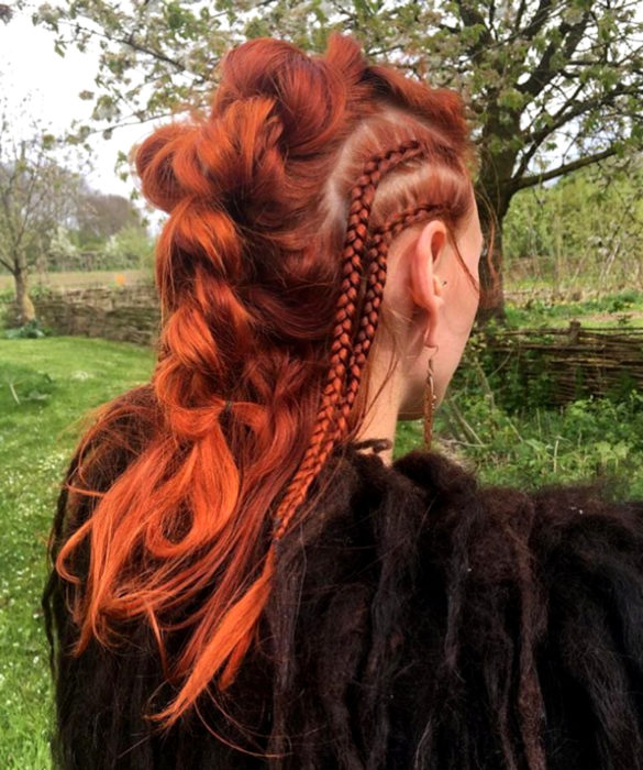 Cabello pelirrojo con peinado vikingo de trenzas y crepé