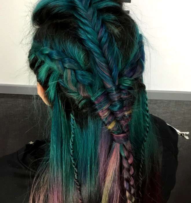 Chica de cabello verde y morado, con peinado estilo vikingos con trenzas