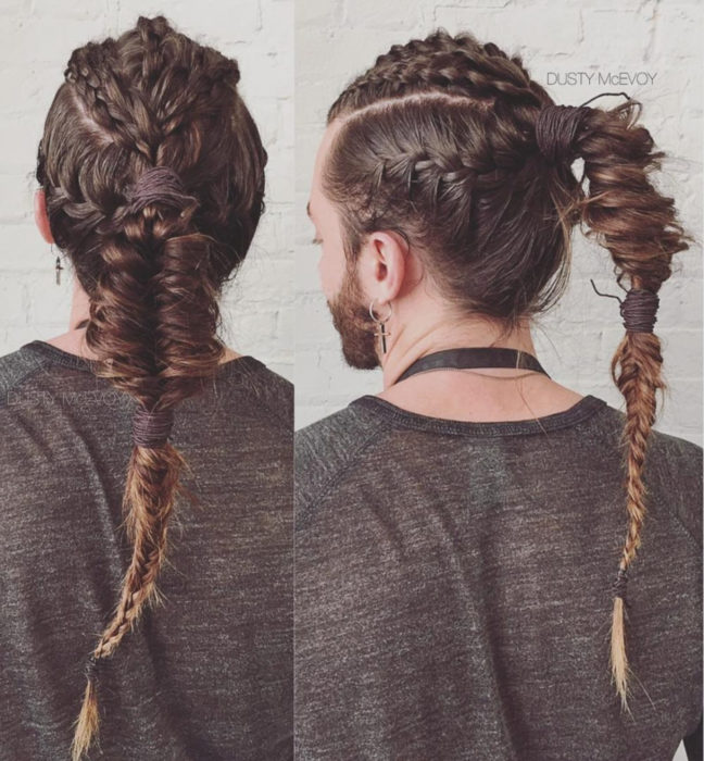 Hombre de cabello largo peinado con trenzas vikingas