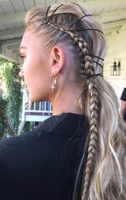 Chica rubia con peinado de trenzas adornado con listones