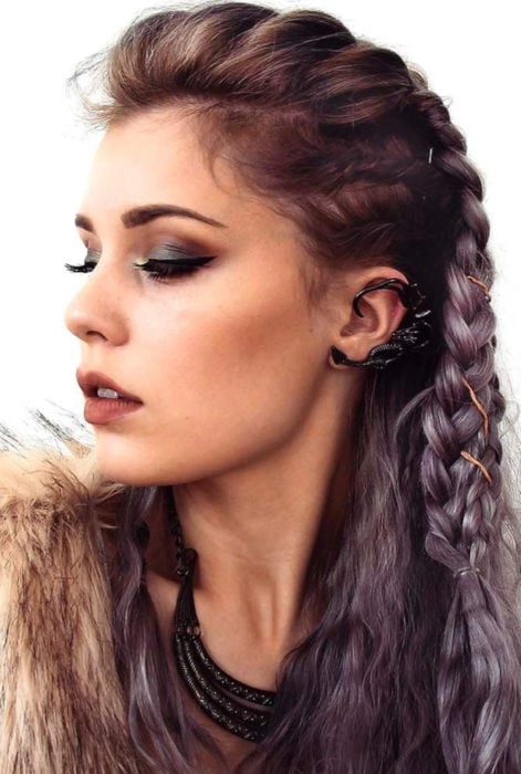 Chica de cabello morado con peinado de vikingo, ternzas con crepé