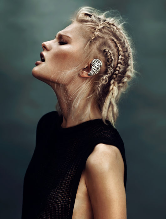 Mujer rubia de cabello corto con peinado vikingo de trenzas