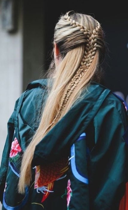 Peinado de vikingo para cabello largo, trenzas en media cola