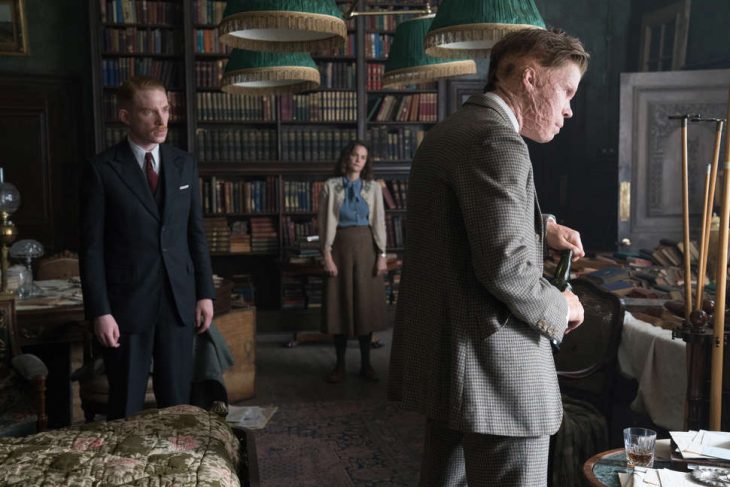 Pareja dentro de una habitación de biblioteca, escena de la película The Little Stranger