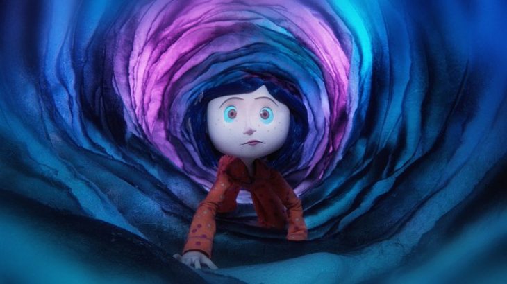 Animación de Coraline entrando por un tobogán, escena de la película Coraline