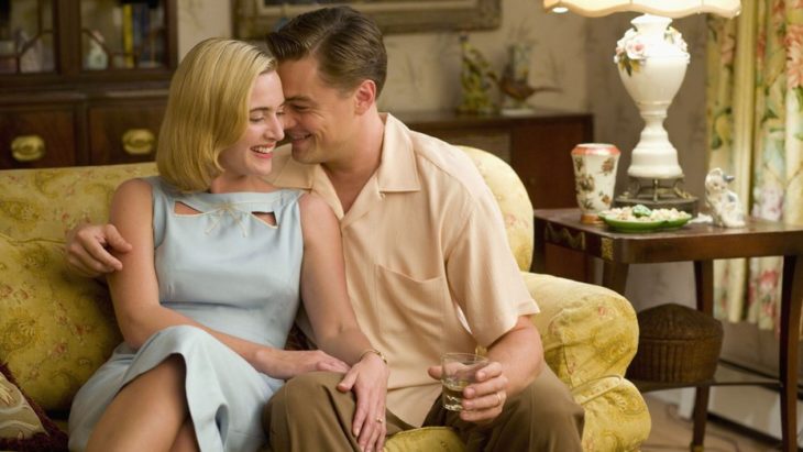 Leonardo DiCaprio abrazado a una mujer, escena de la película Revolutionary Road