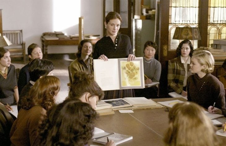Julia Roberts como maestra en la película La sonrisa de la Mona Lisa