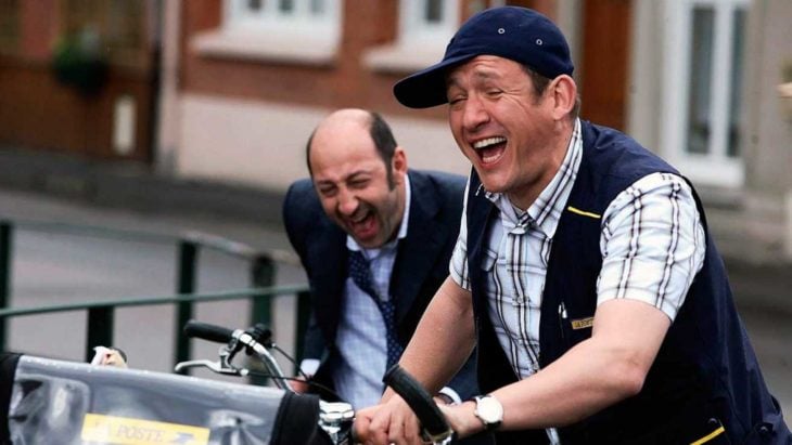 Hombres jugando en bicicletas, escena de la película Bienvenidos al norte
