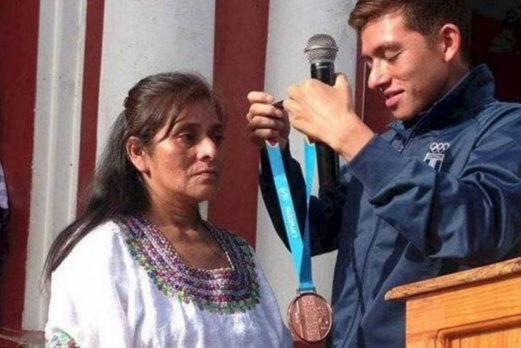 Alejandro Barrondo entrega a su madre la medalla de bronce que ganó en los Panamericanos