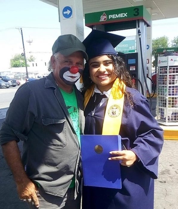 Raymundin y su hija consuelo con toga, birrete y diploma