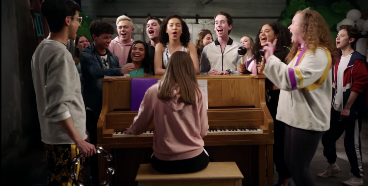 Elenco de High School Musical, la serie reunido frente a un piano