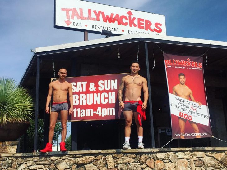 Meseros afuera de un restaurante llamado Tallywackers 