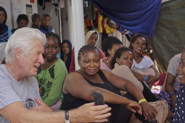 Richard Gere a bordo del "Open Arms" convive con los rescatados