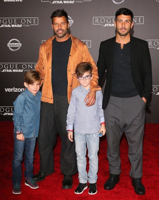 Ricky Martin con sus hijos y su entonces prometido durante una alfombra roja en su primera foto juntos