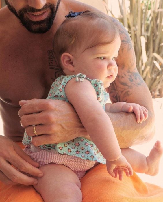 Foto con la que Ricky Martin presentó a su hija Lucía en Instagram