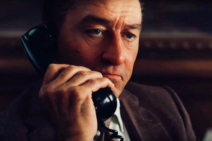 Robert De Niro hablando por teléfono en película The Irishman