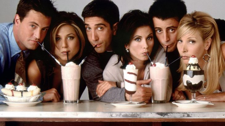 Escena de la serie Friends. Amigos tomando malteadas 